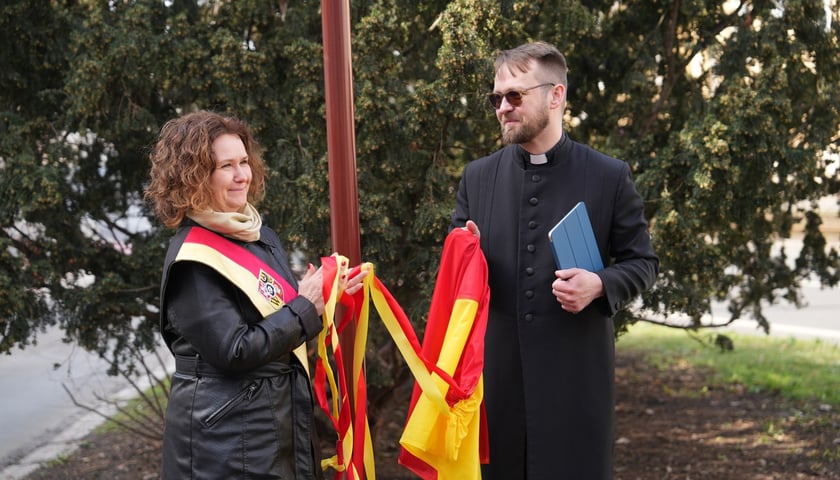 <p>Uroczystości związane z upamiętnieniem księdza Dietricha Bonhoeffera we Wrocławiu na zdjęciu przewodnicząca Rady Miejskiej Agnieszka Rybczak i ksiądz Karol Długosz</p>