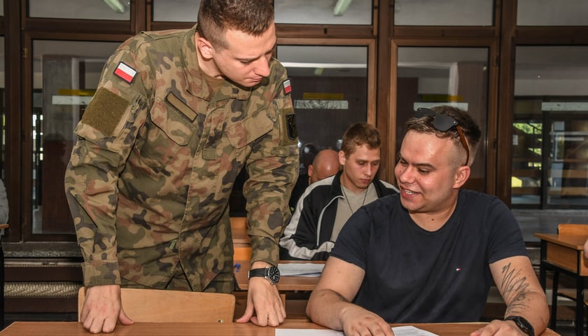 Kwalifikacja do 10 Wrocławskiej Brygady Łączności - na zdjęciu mężczyzna wykonuje test sprawności fizycznej