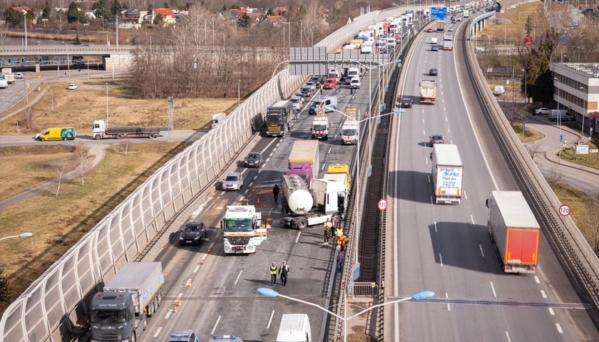 Samochody na AOW , wypadek, zdjęcie lotnicze
