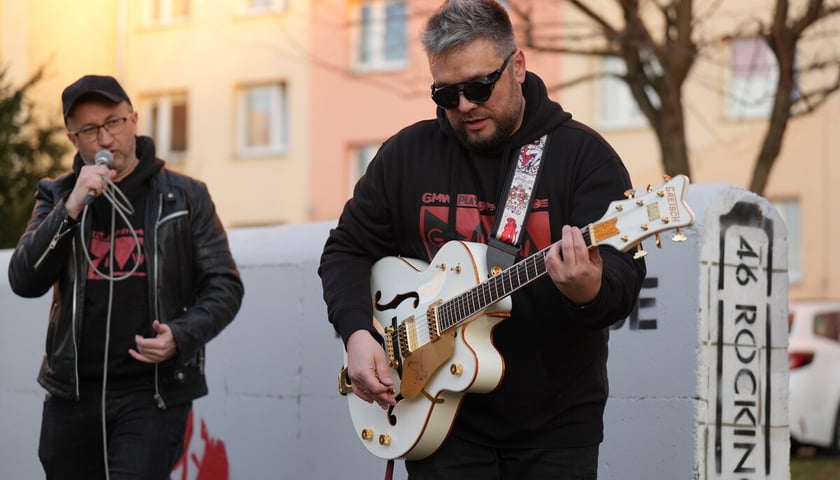 Koncert pod blokiem i odsłonięcie muralu na Orzechowej. Wrocław. 16.03.2025