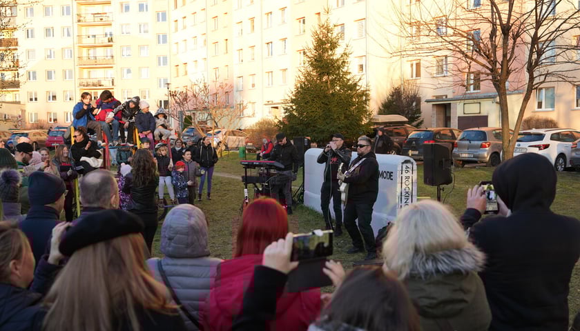 Koncert pod blokiem i odsłonięcie muralu na Orzechowej. Wrocław. 16.03.2025