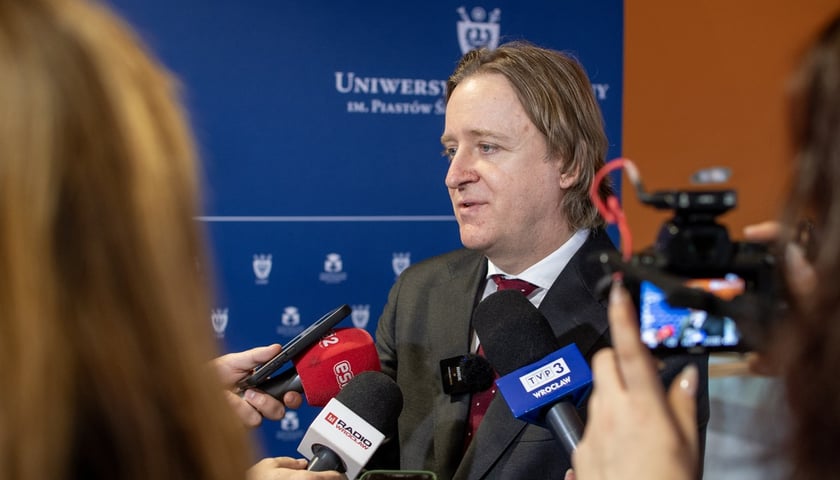 <p>profesor Piotr Suwalski</p>