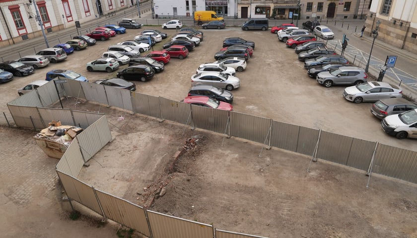 <p>Wygrodzony plac na parkingu przy ul. Szewskiej</p>