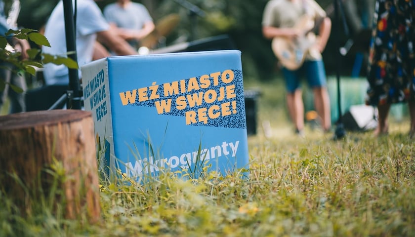 <p>Mikrogranty, projekt "W jazzowym Gaju". Na zdjęciu ustawione w plenerze kwadratowe siedzisko z napisem: "Weź miasto w stwoje ręce! Mikrogranty". Zdjęcie archiwalne</p>