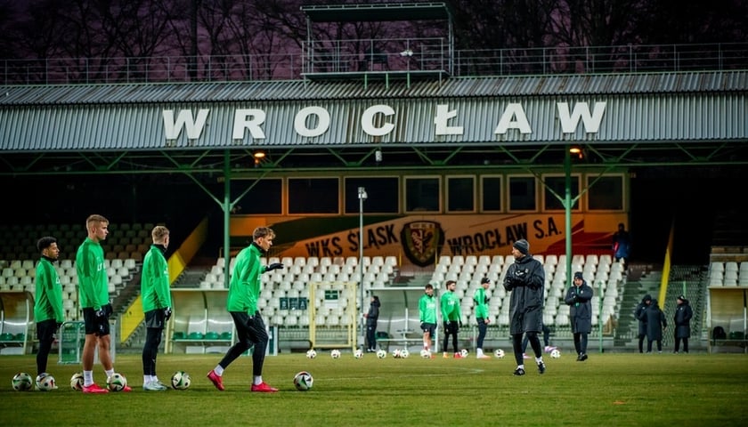 Piłkarze Śląska na murawie stadionu na Oporowskiej 