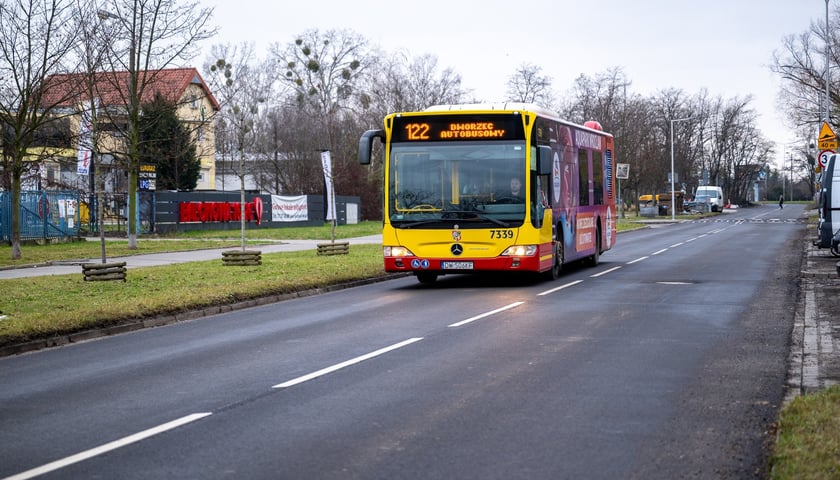 Autobus miejski 122 przejeżdżający wyremontowanym fragmentem ulicy Balonowej