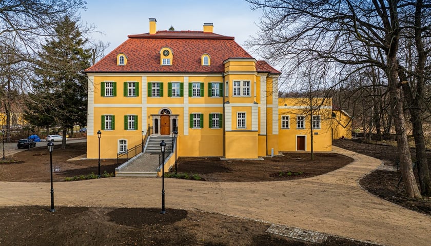 Pałac w Bukowcu. Na zdjęciu historyczna budowla w otoczeniu drzew