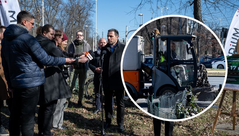 Konferencja miejskich służb poświęcona pozimowym porządkom. Na pierwszym planie dyrektor ZDiUM-u Tomasz Staruchowicz. Na zdjęciu w kółku maszyna do sprzątania chodników 