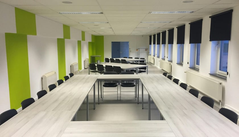Pusta sala konferencyjna, stoły i krzesła