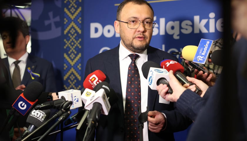 Ambasador Ukrainy w Polsce, Wasyl Bodnar, przed mikrofonami na Dolnośląskim Forum Odbudowy Ukrainy