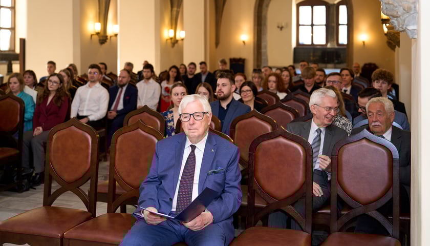 Widok na Salę Wielką Ratusza oraz zaproszonych gości i laureatów