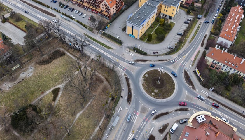 Ulica Zwycięska z rondem ojca Pio 