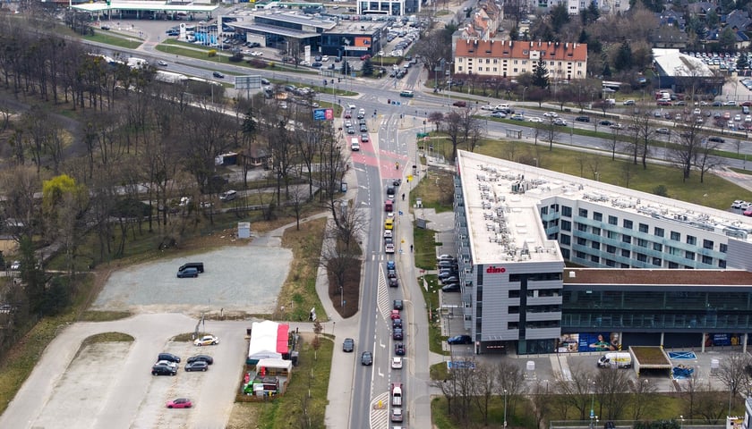 Skrzyżowanie ulicy Zwycięskiej z aleją Karkonoską 