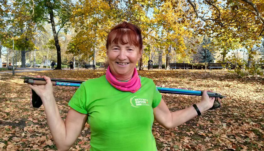 Zajęcia z nordic walking dla seniorów prowadzi Teresa Tadeuszyk, magister rehabilitacji ruchowej.