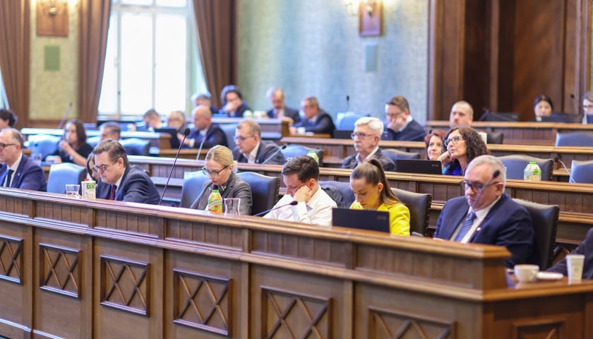 Kobiety i mężczyźni, miejscy radni na sesji 20 marca