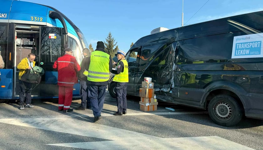 Wypadek na ul. Grabiszyńskiej na zdjęciu tramwaj i ludzie w kamizelkach