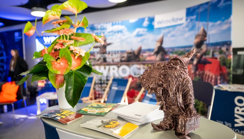 Wrocławski krasnal na wrocławskim stoisku podczas Targów Turystyki i czasu wolnego