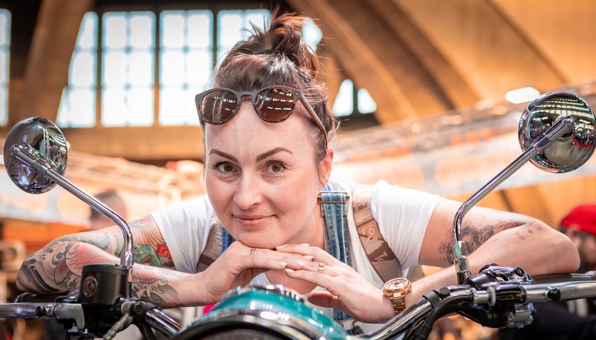 Uśmiechnięta kobieta na motorze, portret