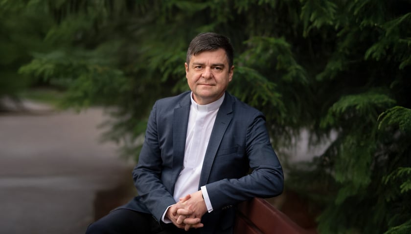 Ks. Marcin Orawski, biskup-elekt diecezji wrocławskiej Kościoła Ewangelicko-Augsburskiego. Na zdjęciu mężczyzna w koszuli z koloratką i marynarce