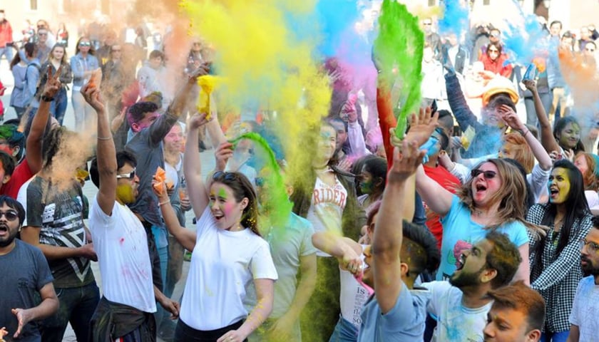 Uczestnicy festiwalu kolorów