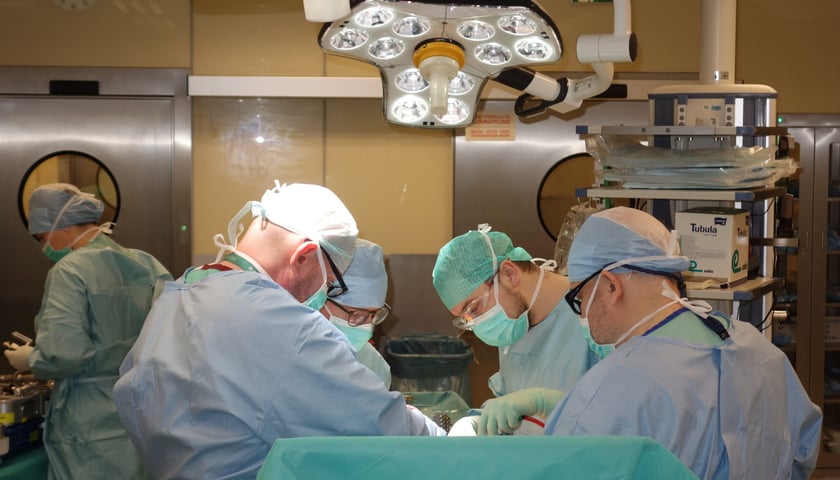 Operacja ortopedyczna w szpitalu wojskowym