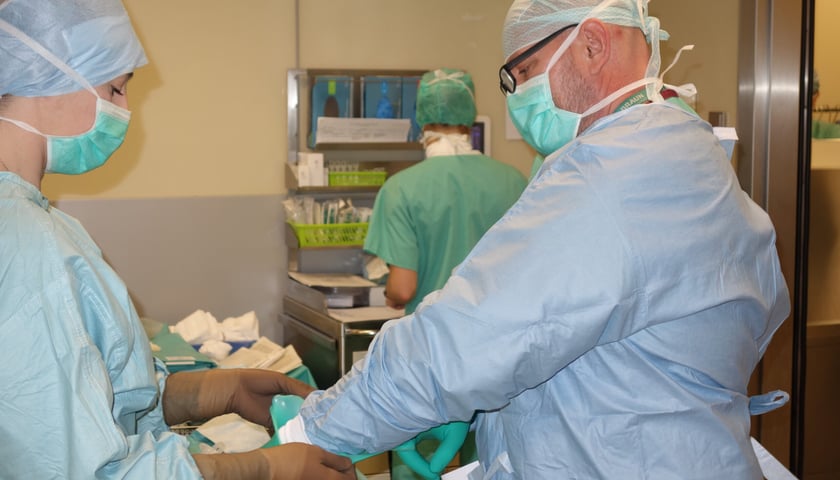 Operacja ortopedyczna w szpitalu wojskowym