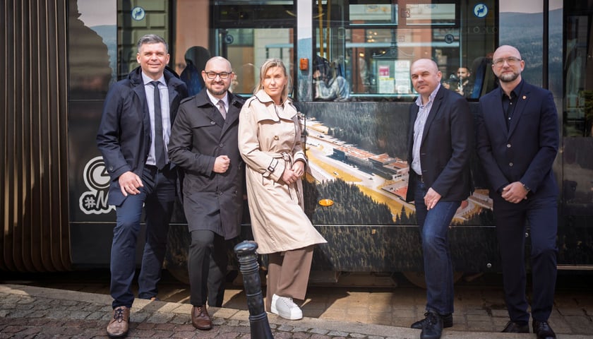 Konferencja inaugurująca tramwaj reklamujący Polanę Jakuszycką. Przed tramwajem stoją: wiceprezes MPK Przemysław Nowicki, prezes MPK Witold Woźny, wiceprezydent Wrocławia Renata Granowska, wicemarszałek Wojciech Bochnak i prezes DCS Polana Jakuszycka Wojciech Gęstwa