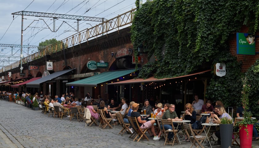 Przy ulicy Bogusławskiego mieszczą się liczne restauracje i kawiarnie. Jedną z nich jest OdNowa Bistro.