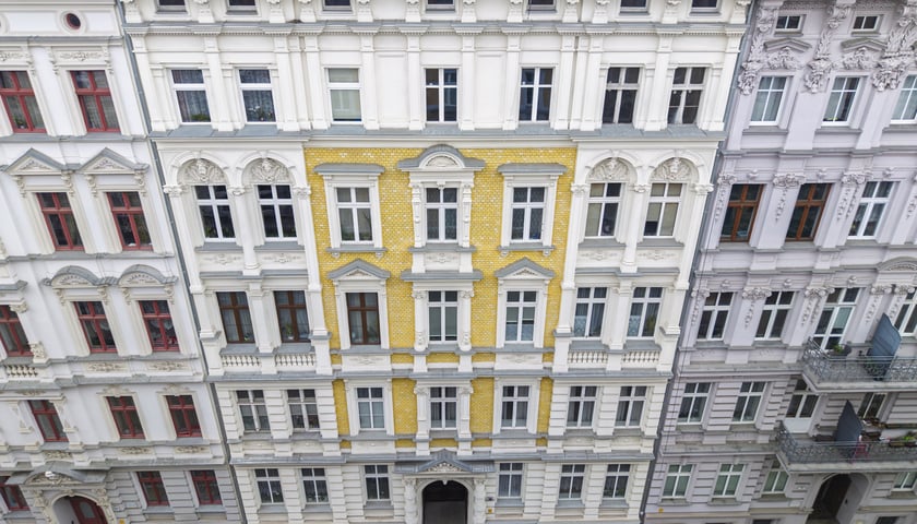 Ulica Miernicza zmienia charakter - już nie przedstawia wojennego krajobrazu, za to emanuje kunsztowną myślą dawnych architekt&oacute;w