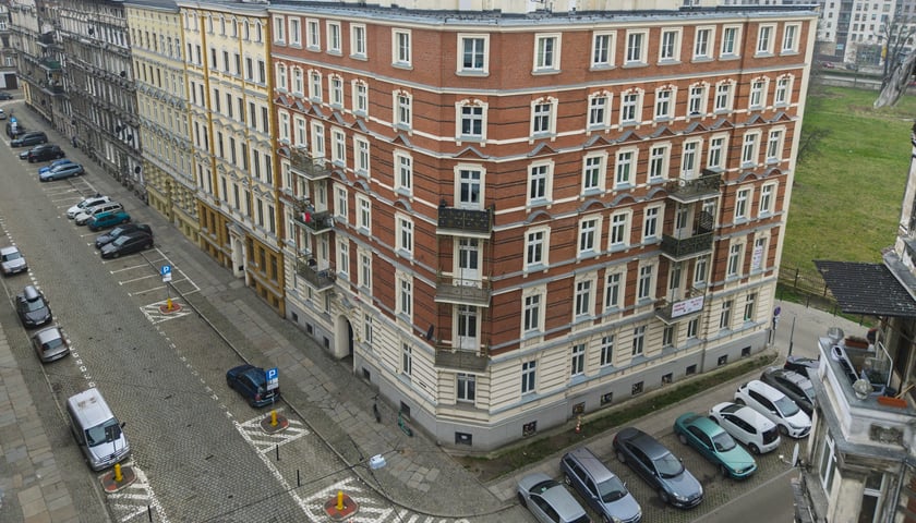 Ulica Miernicza zmienia charakter - już nie przedstawia wojennego krajobrazu, za to emanuje kunsztowną myślą dawnych architekt&oacute;w