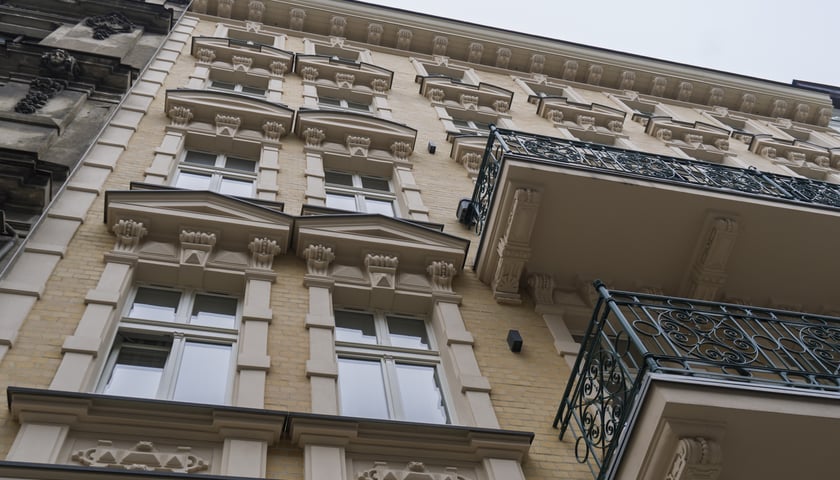 Ulica Miernicza zmienia charakter - już nie przedstawia wojennego krajobrazu, za to emanuje kunsztowną myślą dawnych architekt&oacute;w