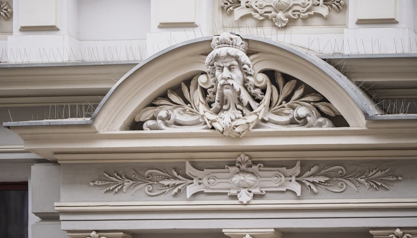 Ulica Miernicza zmienia charakter - już nie przedstawia wojennego krajobrazu, za to emanuje kunsztowną myślą dawnych architekt&oacute;w
