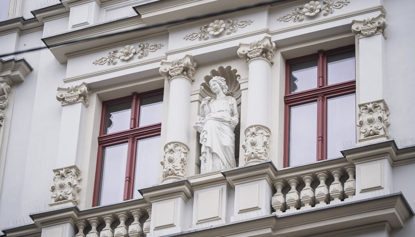 Ulica Miernicza zmienia charakter - już nie przedstawia wojennego krajobrazu, za to emanuje kunsztowną myślą dawnych architekt&oacute;w