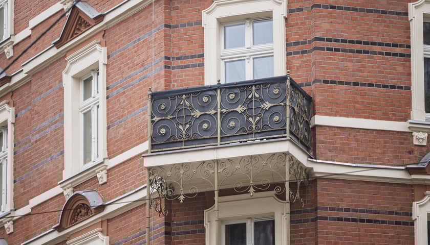 Ulica Miernicza zmienia charakter - już nie przedstawia wojennego krajobrazu, za to emanuje kunsztowną myślą dawnych architekt&oacute;w