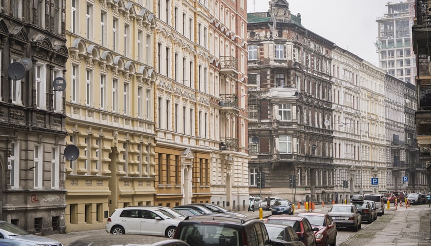 Ulica Miernicza zmienia charakter - już nie przedstawia wojennego krajobrazu, za to emanuje kunsztowną myślą dawnych architekt&oacute;w