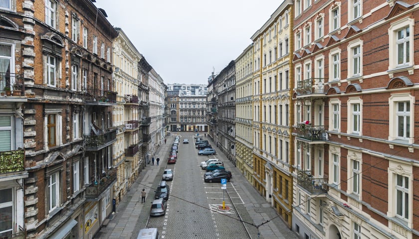 Ulica Miernicza zmienia charakter - już nie przedstawia wojennego krajobrazu, za to emanuje kunsztowną myślą dawnych architekt&oacute;w