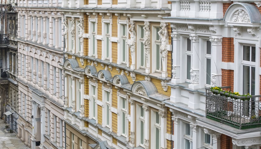 <p>Ulica Miernicza zmienia charakter - już nie przedstawia wojennego krajobrazu, za to emanuje kunsztowną myślą dawnych architekt&oacute;w</p>