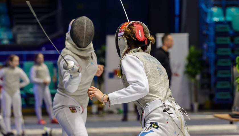 Jedna z poprzednich edycji Challenge Wratislavia w hali Orbita we Wrocławiu: dwaj szermierze na planszy