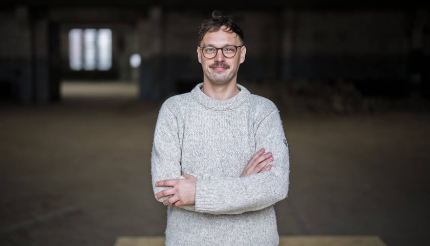 <p>Maciej Bujko, konferencja w hali przy Kolejowej, przyszłej BWA Wrocław (26 marca 2025 r.)</p>