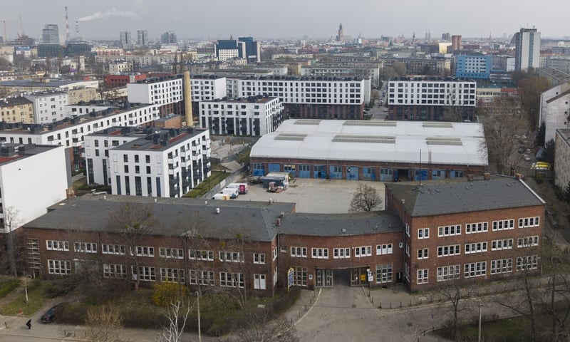 Widok z góry na halę, przyszłą  galerię główną BWA Wrocław, oraz jej otoczenie