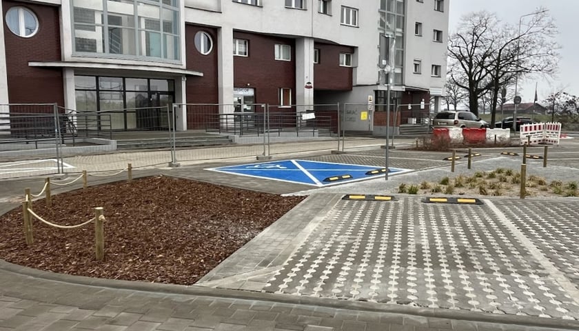 <p>Parking u zbiegu ulic Conrada-Korzeniowskiego i Trzebnickiej - po remoncie</p>