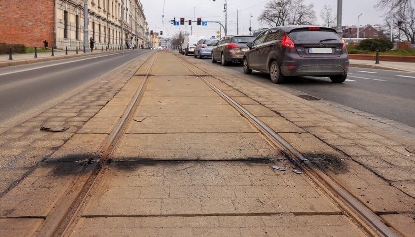 Torowisko na ul. Grodzkiej z przeciętymi szynami między Ossolineum a gmachem Uniwersytetu Wrocławskiego