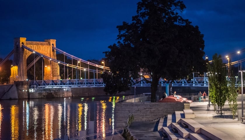 Wieczorny widok na most Grunwaldzki i bulwar Kaczyńskich we Wrocławiu