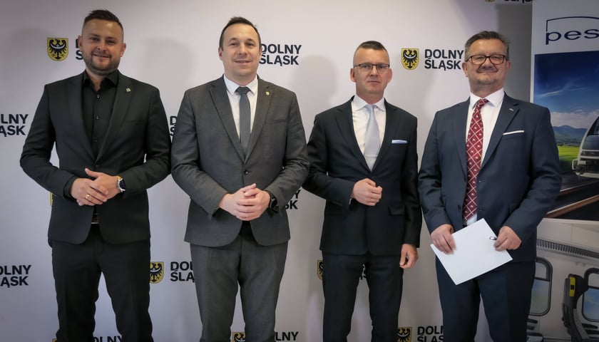 <p>Marszałkowie Wojew&oacute;dztwa i prezes KD podpisali umowę na zakup pociąg&oacute;w z ekosilnikami Rolls-Royce z bydgoską Pesą</p>
