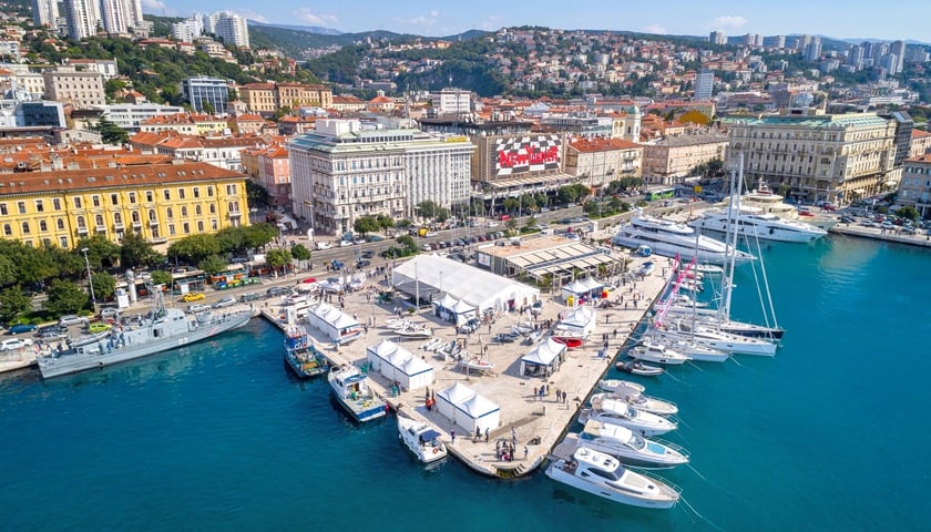 Rijeka leży nad Zatoką Rijecką na wzgórzach u podnóża masywu Risnjak