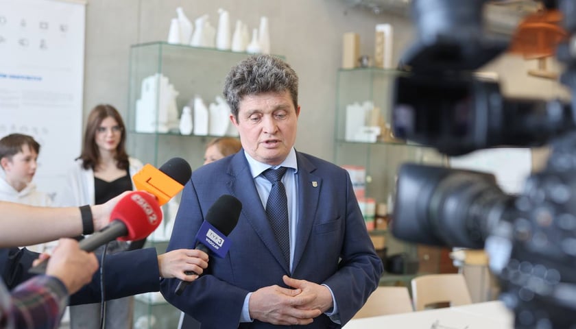 <p>Wrocławska podstaw&oacute;wka nawiązała wsp&oacute;łpracę z Akademią Sztuk Pięknych - konferencja prasowa 27.03.2025.</p>
<p>Na zdjęciu wiceprezydent Wrocławia Ryszard Kessler.</p>