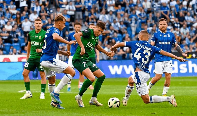Piłkarze Śląska i Lecha w walce o piłce podczas pierwszego meczu w tym sezonie między tymi drużynami. Lech wygrał 1:0