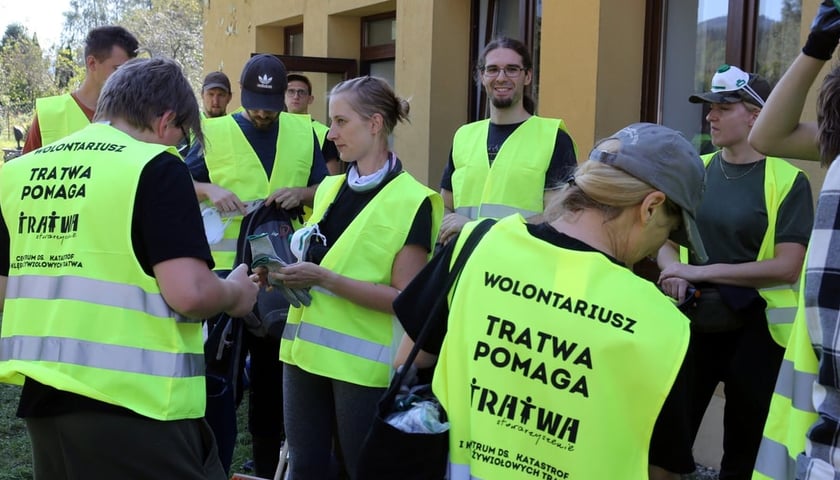 Wolontariusze Tratwy pomagaj ą powodzianom w Stroniu Śląskim