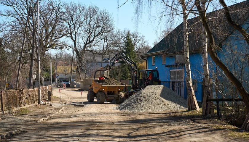 Na Strachowicach w okolicy ul. Zarembowicza trwają prace nad siecią kanalizacyjną