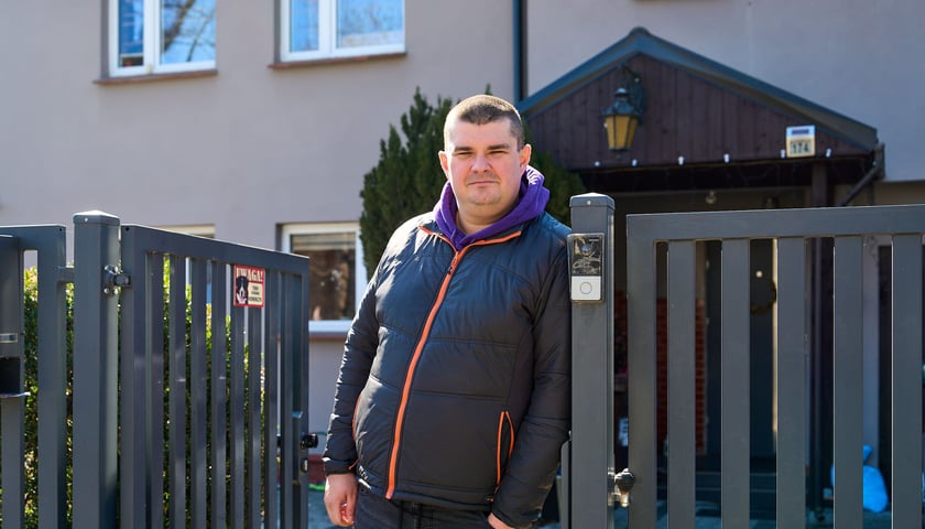 - Czekam na możliwość podłączenia się do kanalizacji - mówi Rafał Grzyb, mieszkaniec Kłokoczyc